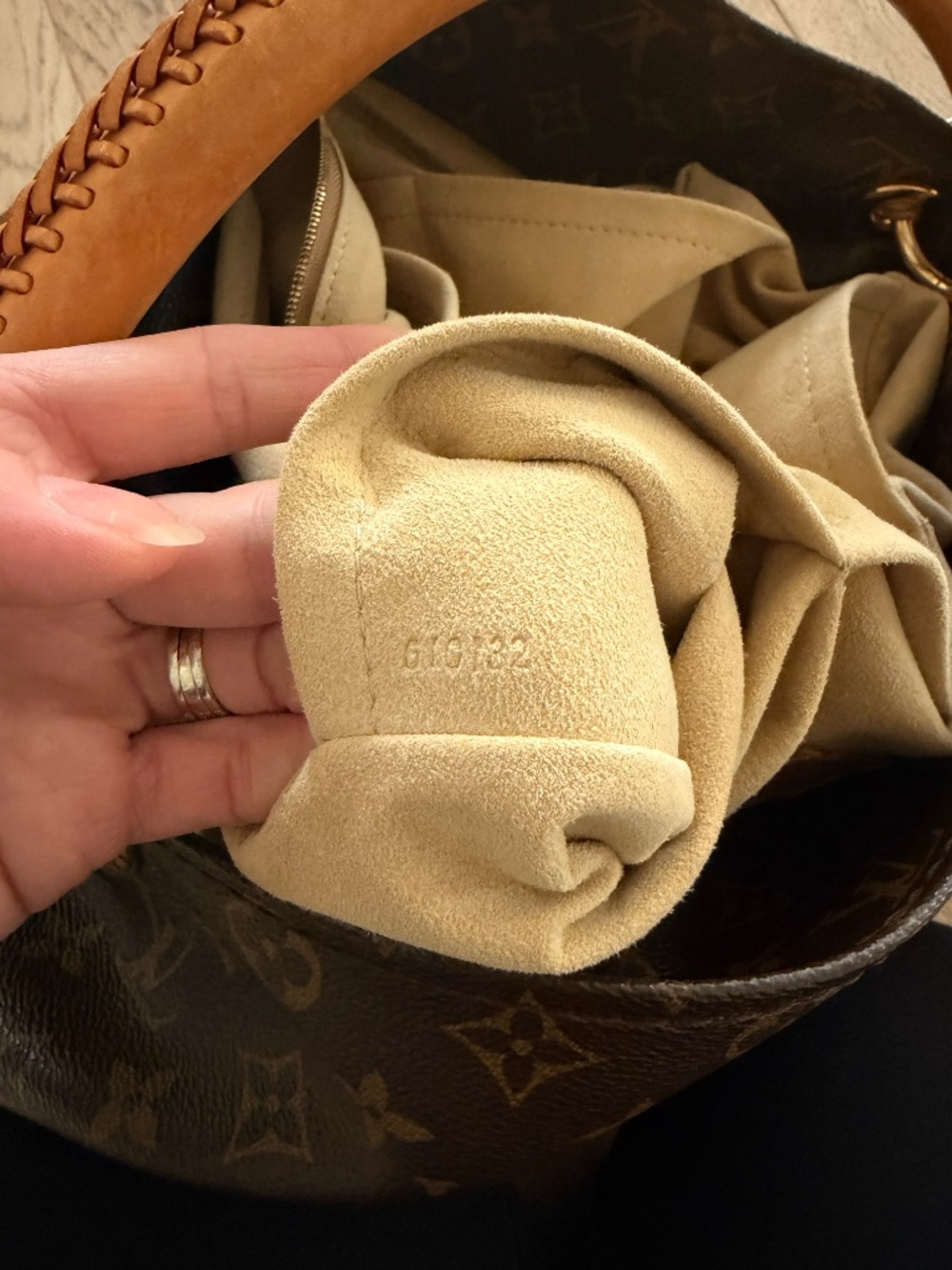 Louis Vuitton Artsy MM Monogram Handbag – Beautiful Pre-Owned Condition 🤎 - Picture 10 of 11